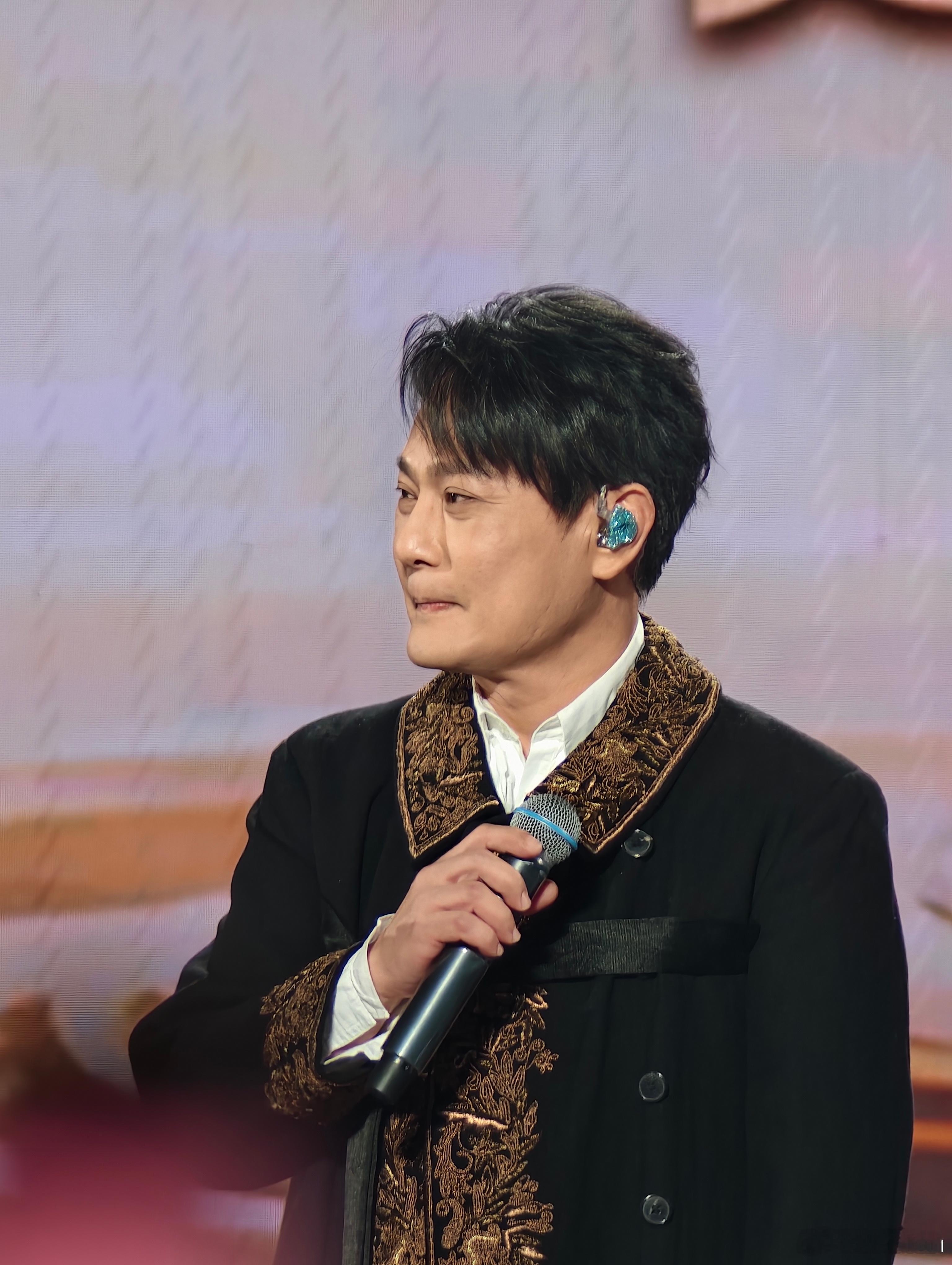 今晚的追觅之夜撒贝宁，萧敬腾，张信哲，陈慧琳！雨神这次比较给力，出场没有下雨🤔