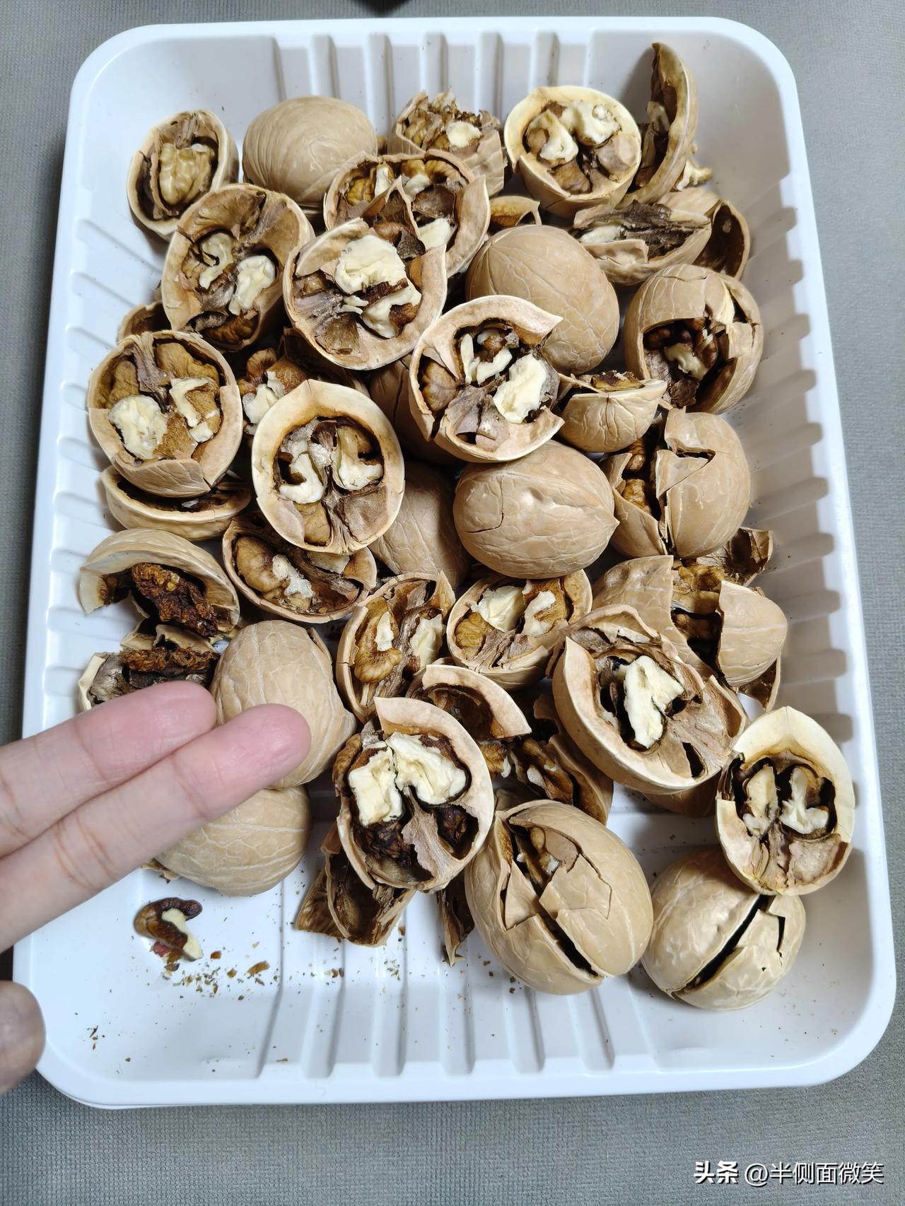 好吃的东西一定要与友友们分享，一大盒一定不要一次吃完，一般一次5，6个即可，这东