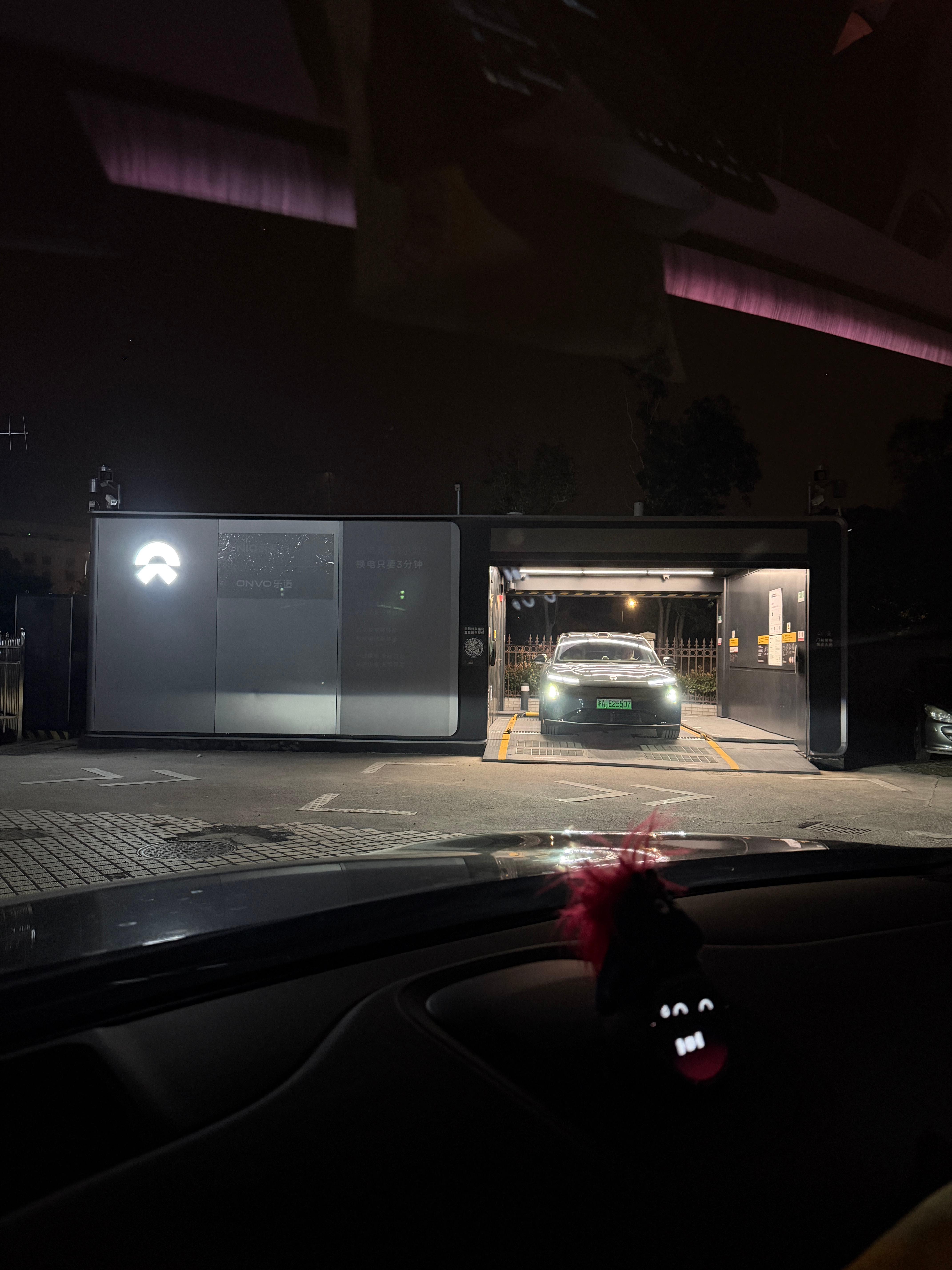 今儿来换电站直播，不到一个小时 这换电站一刻没闲着啊！没20辆 18辆是有的 蔚