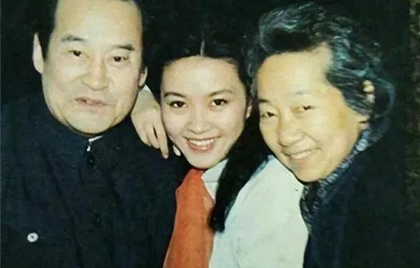 三位老戏骨中，我只认识左边老艺术家是项堃老师，他身边的这两位是谁。老艺术家同框