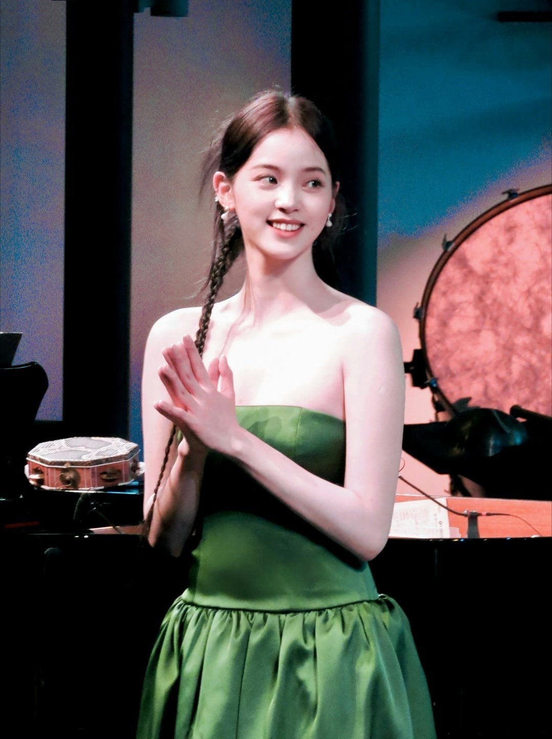 欧阳娜娜，小麻花辫儿绿色抹胸裙 ​​​
