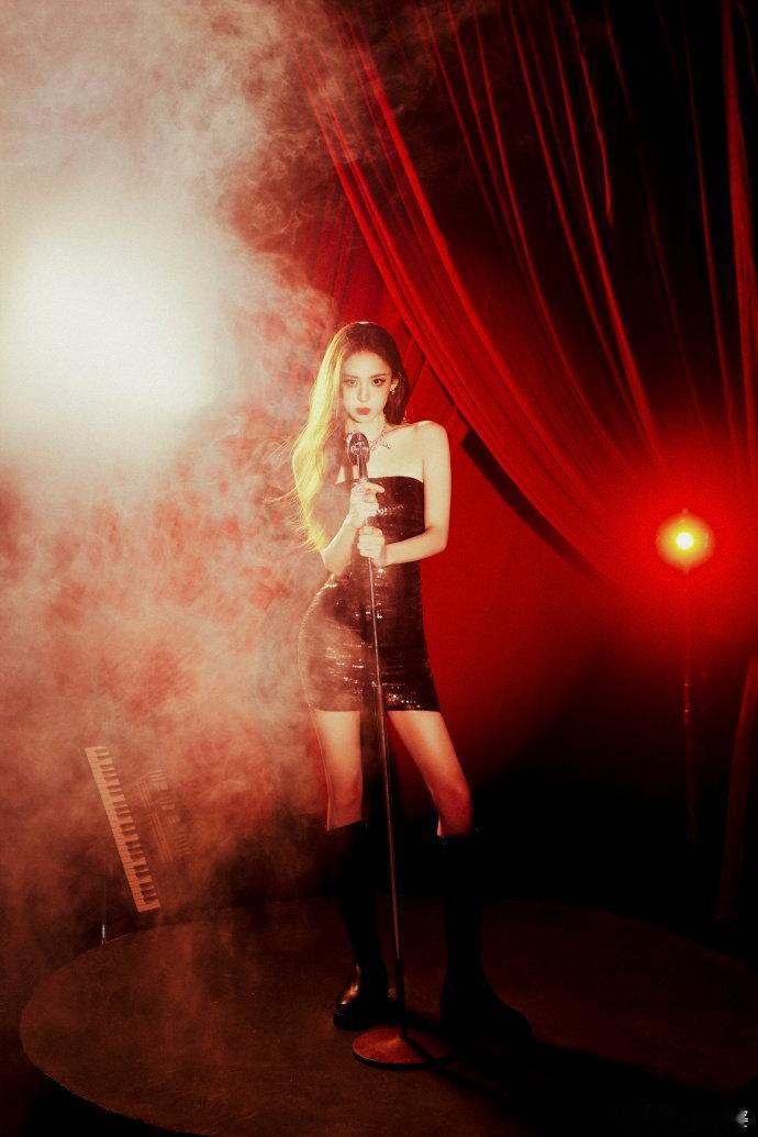 #娜扎性感女团风#娜扎性感女团风，一举一动一颦一笑像一只傲娇小猫，好魅，太美了#