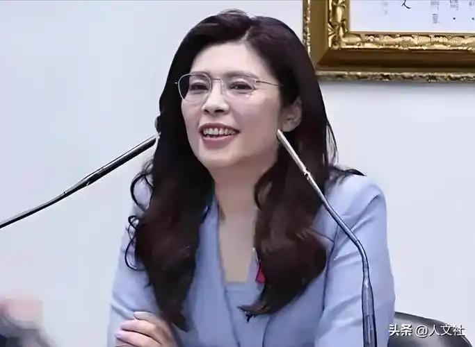 郑丽文的政治手腕非常高明，变不利为有利，直至控制了全局
 选党主席时，郑丽文曾在