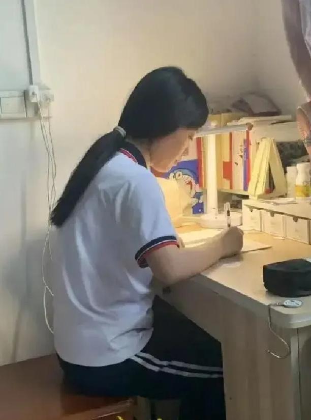 山东巨野18岁女孩，6岁时妈妈失踪，13岁爸爸去世，她独自一个人照顾弟弟。202