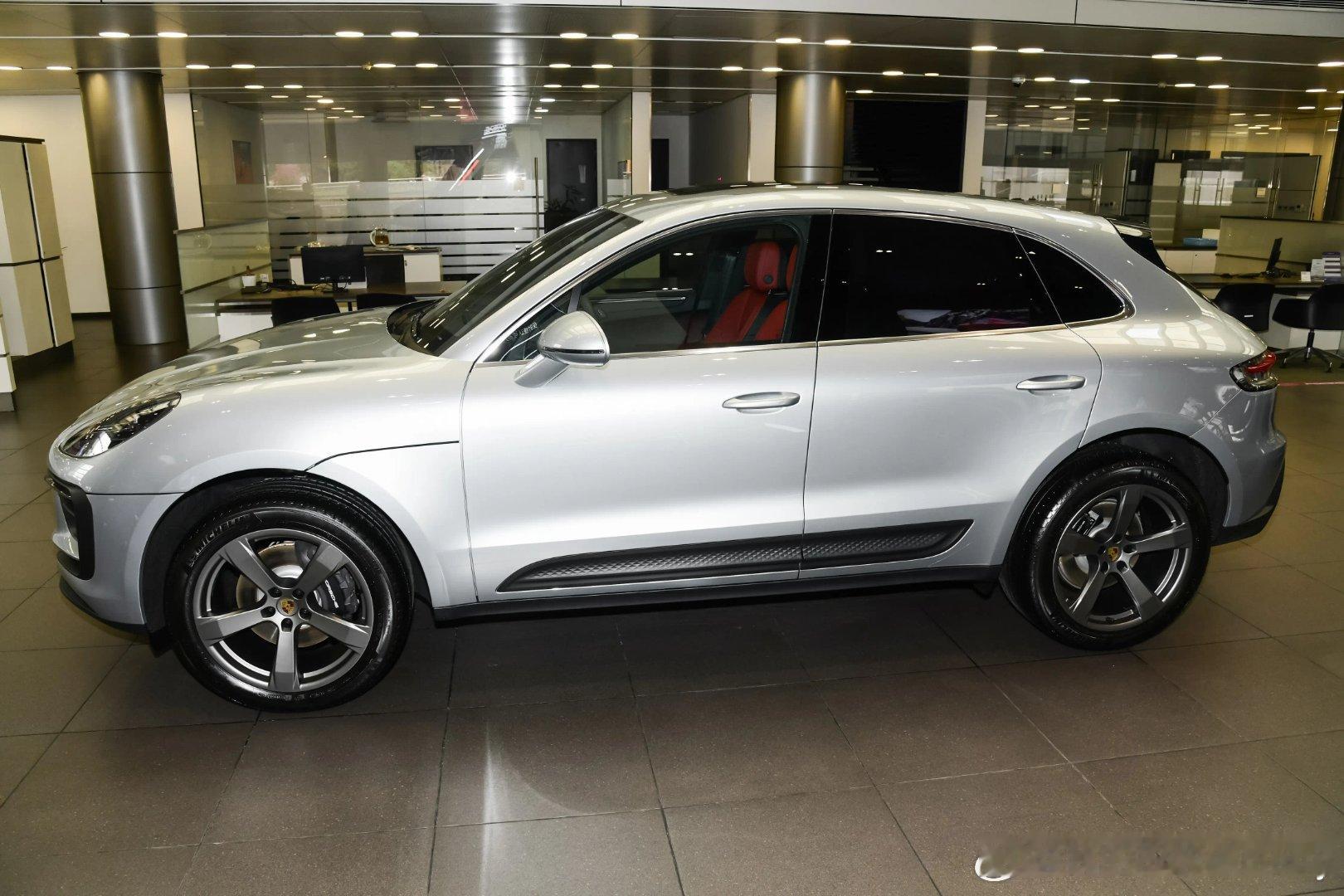 网传保时捷在郑州规模最大的经销商跑路了，预付车款，购买套餐的客户郁闷了，包括店里