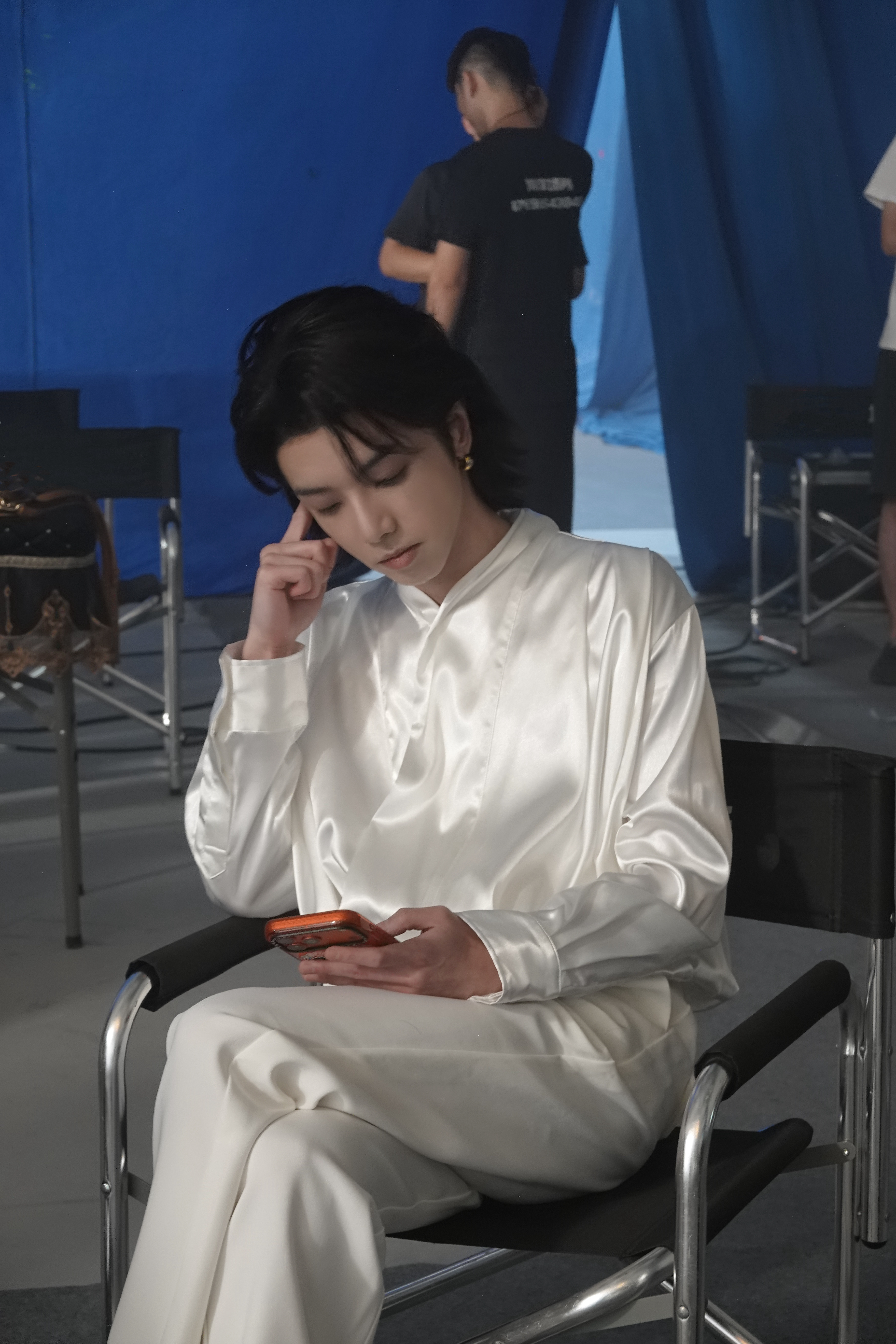 我发现这个衣服的质感特别像kst黑色睡衣那套，诶这到底是在拍哪个品牌的物料呀 宝