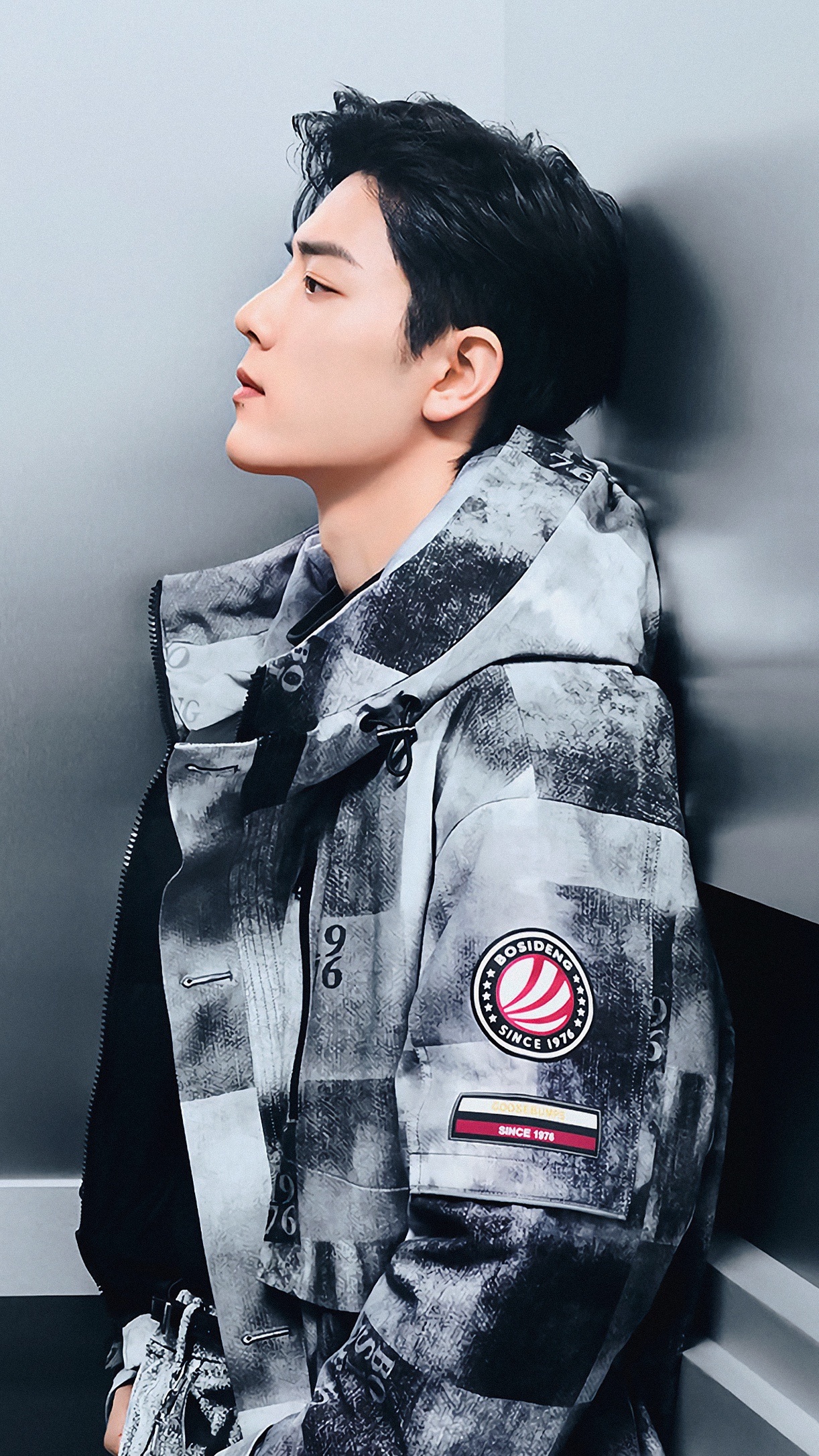 肖战 造型◎肖战单手飞身上马认真生活，就能找到生活藏起来的糖果。张本看肖战的眼光