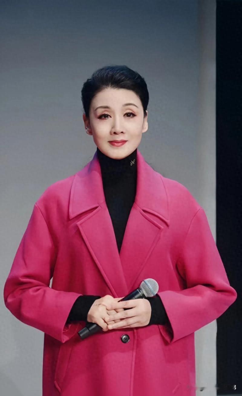著名黄梅戏表演艺术家韩再芬，曾经在访谈里说起过她七十岁办婚礼的说法。
 
原来，