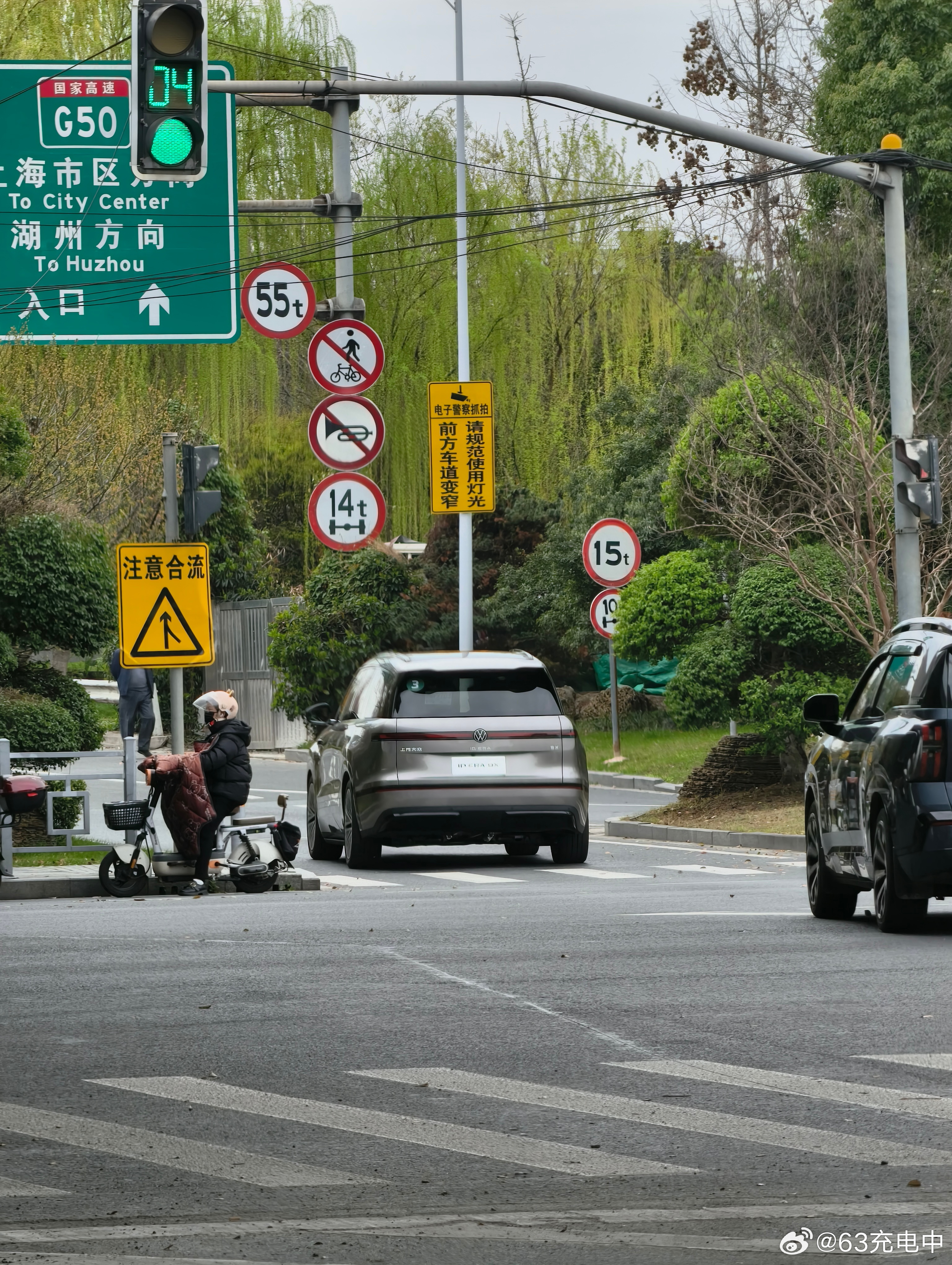 上班路上偶遇大众 ID.ERA 9X，从看到到掏出手机，差点让他跑了，还好 VI