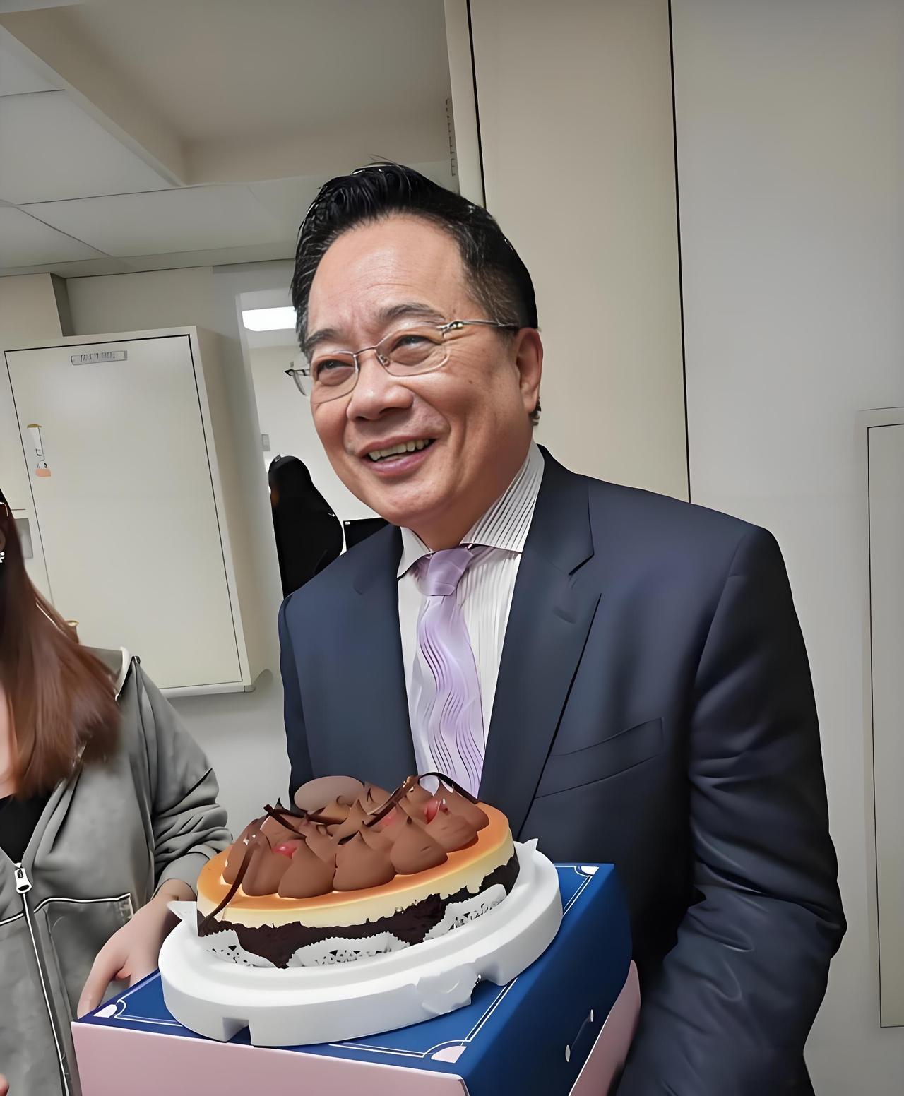 蔡正元去服刑了，走之前，他依然笑容满面。

在19日下午，蔡正元在入刑前去了电视