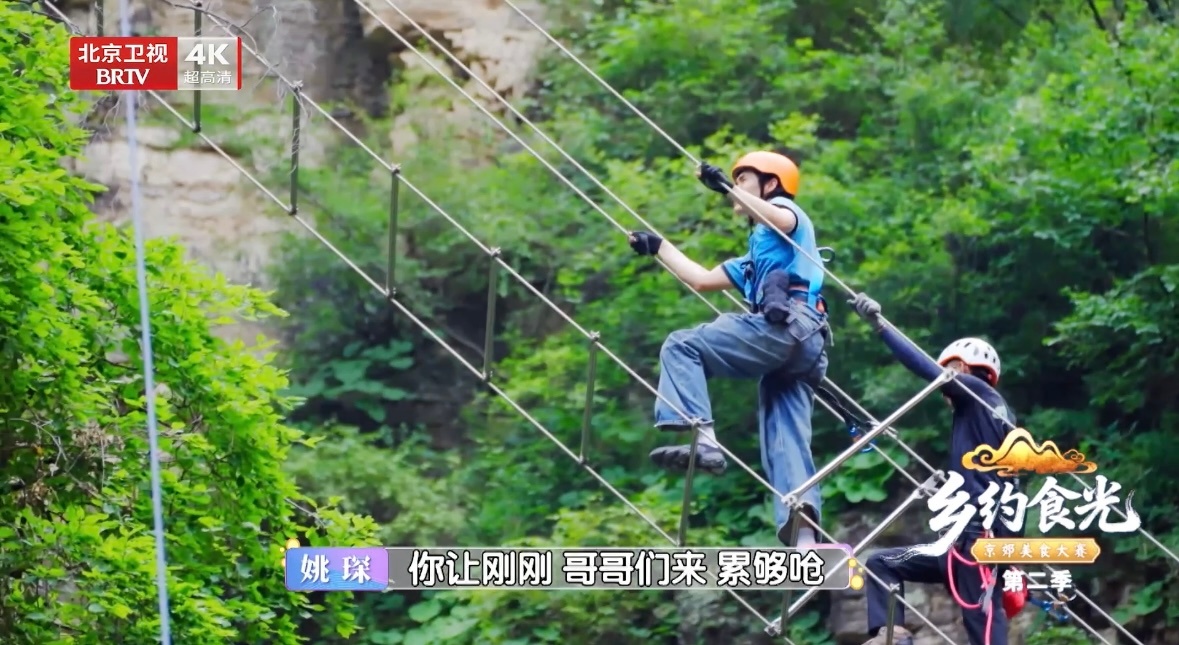 姚琛翻完轮胎又来翻山了姚琛的体能从披哥卷到山里了当别人还在为陡峭的岩壁心惊胆战，