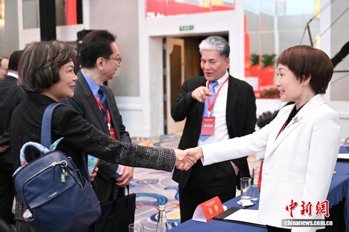 一场温暖重逢中 国共机制化交流闸门开启