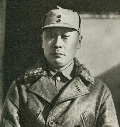 1938年，新四军司令陈世俊去买香烟时，结账时无意间看到看店老头的手腕。愣了一下