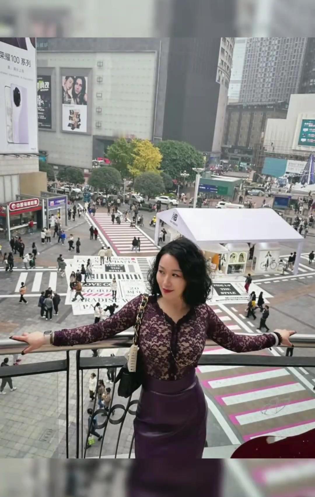 昨晚，我去参加老同学的婚宴，没想到竟然碰到了前女友。更没想到的是，她居然是新娘的