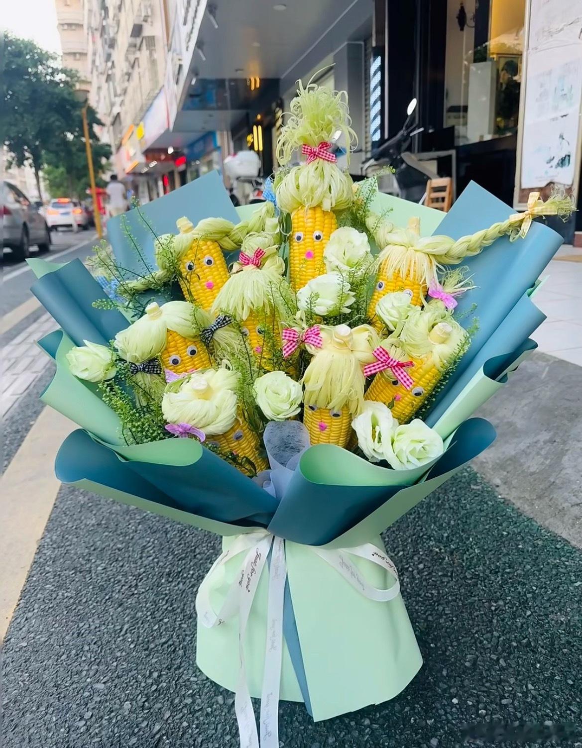 收玉米女生称玫瑰价钱能买100斤玉米女生收到花后先打开的是食谱 玉米花束寓意：玉