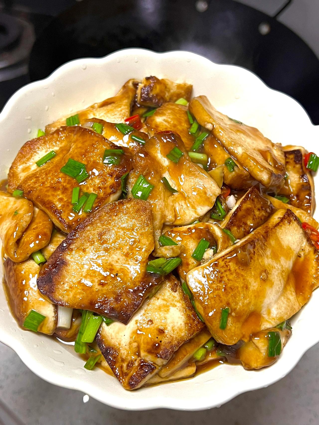 香煎嫩豆腐，尊嘟是太好吃啦！
嫩豆腐煎的时候比较考验技术，容易破，但是口感更嫩！