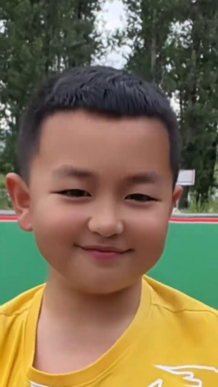 空荡荡的心儿为你碎，哗啦啦的泪儿为你流，像个傻子盼着你回头，像个疯子求你不要走，