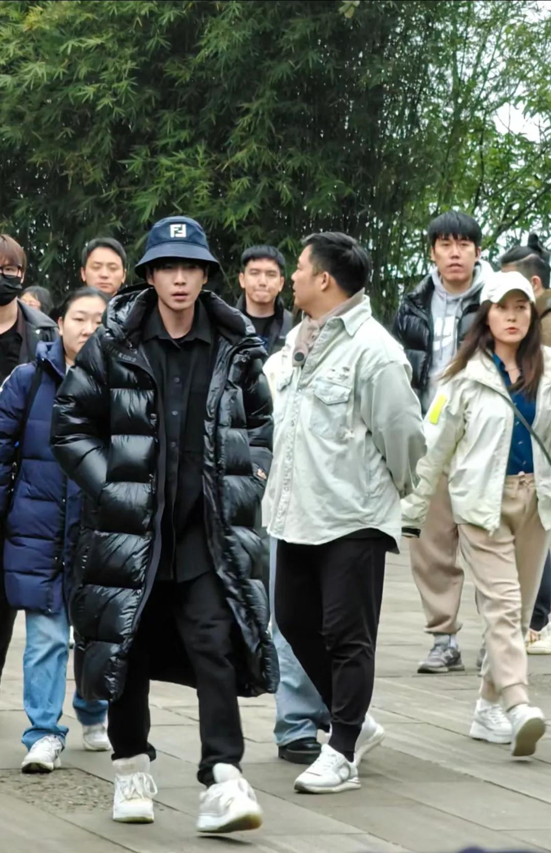 张若昀在重庆拍戏被粉丝偶遇！张若昀好像已经进入角色了，神情气质与以往不同，有一种