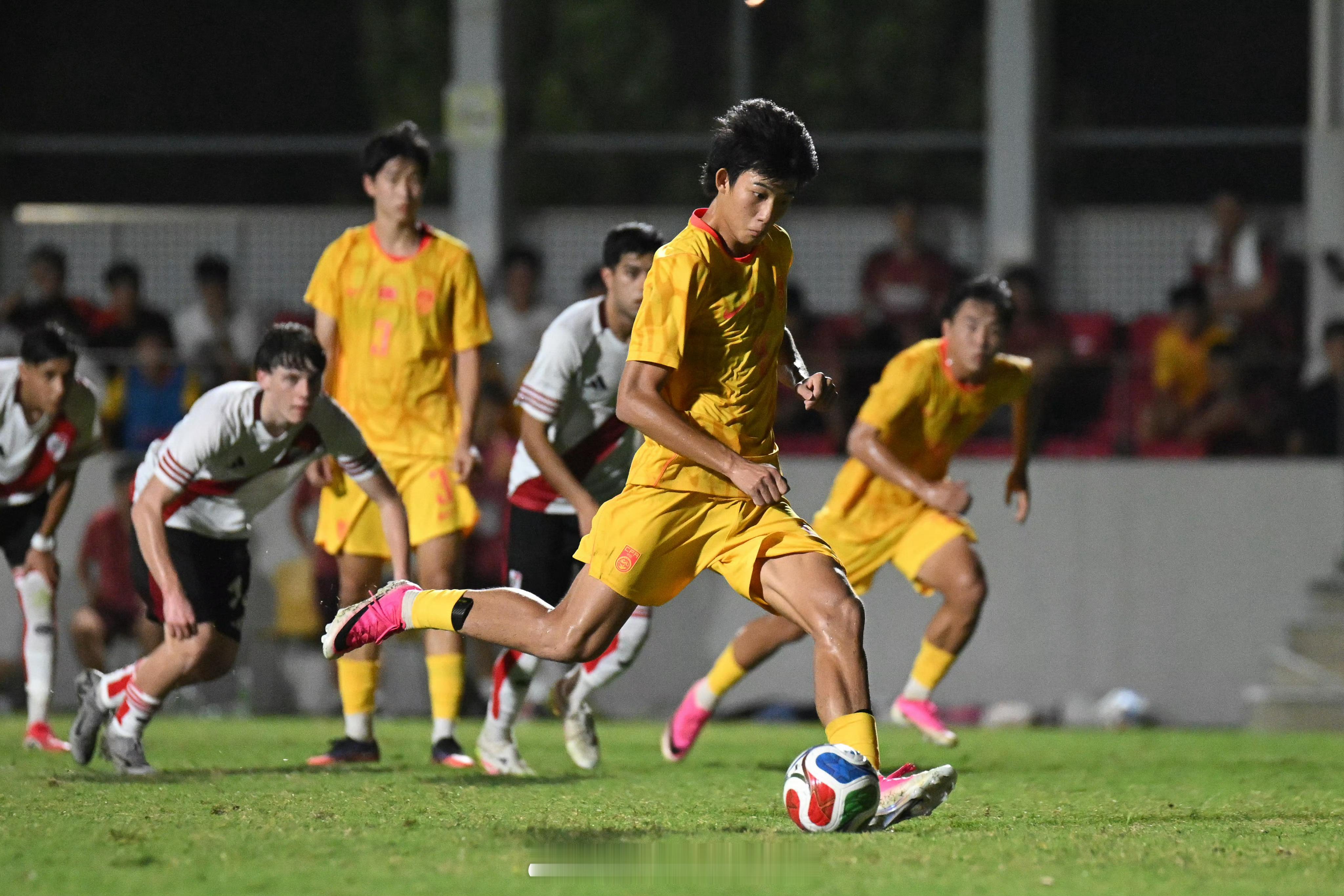 U17国足阿森纳并列冠军原定于14:30举行的明日之星冠军杯决赛U17国足对阵阿