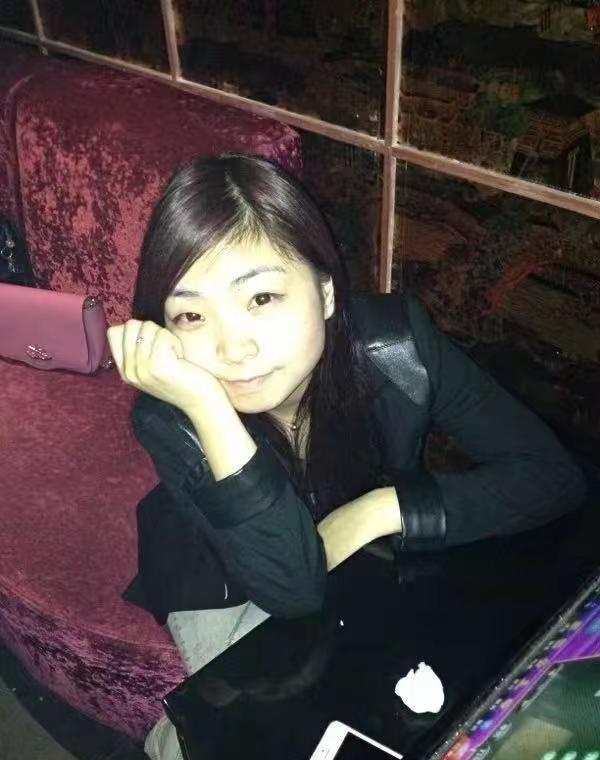 老友发来多年前的照片，两段回忆扑面而来。一张是陪伴失意友人的KTV之夜，她言辞激