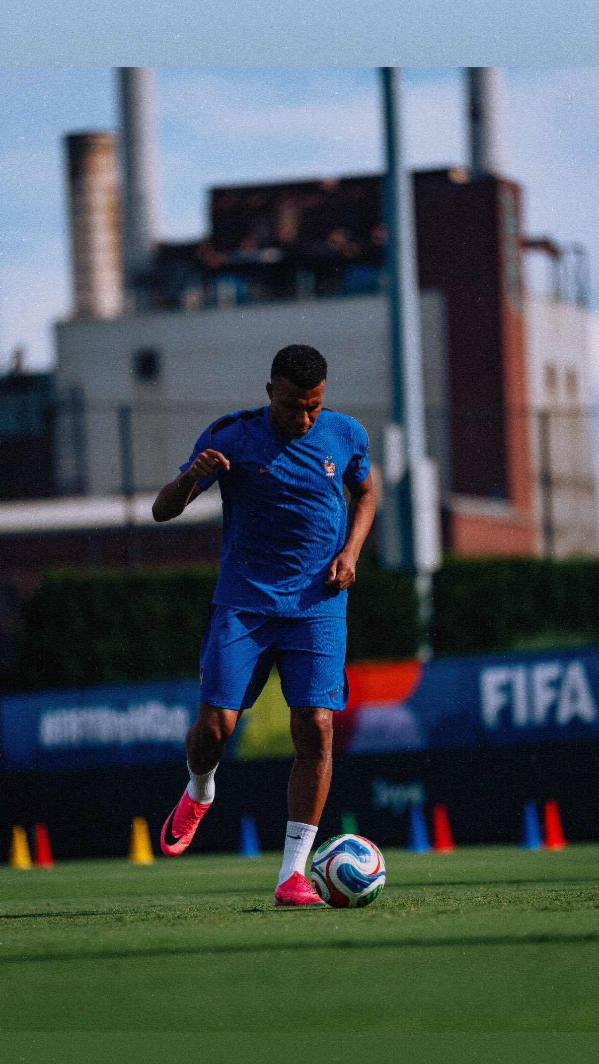 姆巴佩  IG STORY更新：明天蓄势待发…🇫🇷💪Prêt pour d