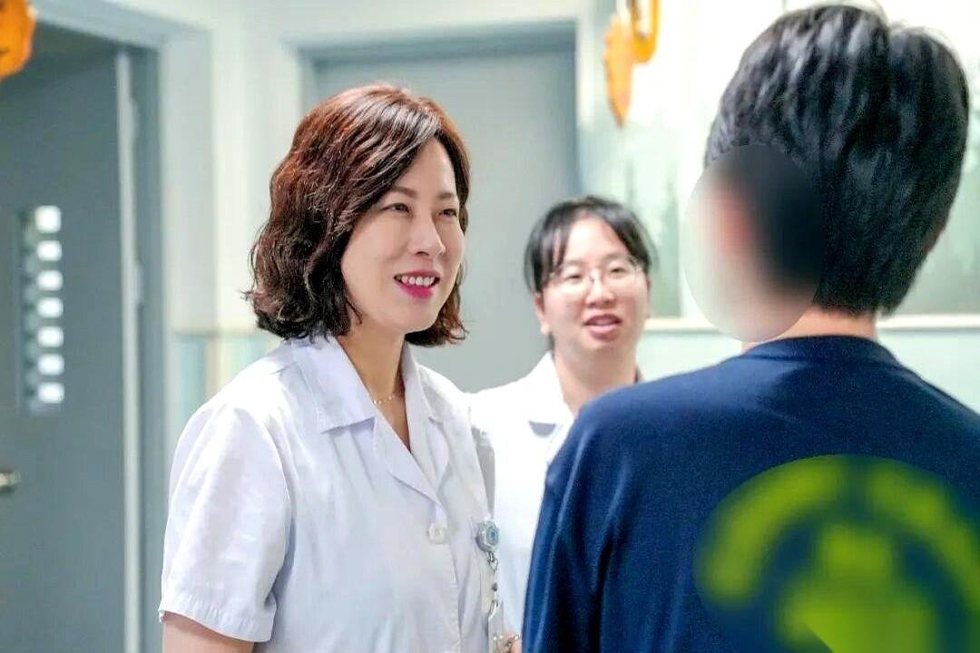 浙江宁波一个高二女生，把自己锁在房间里，天天跟一个叫“豆包”的AI聊天，她妈发现