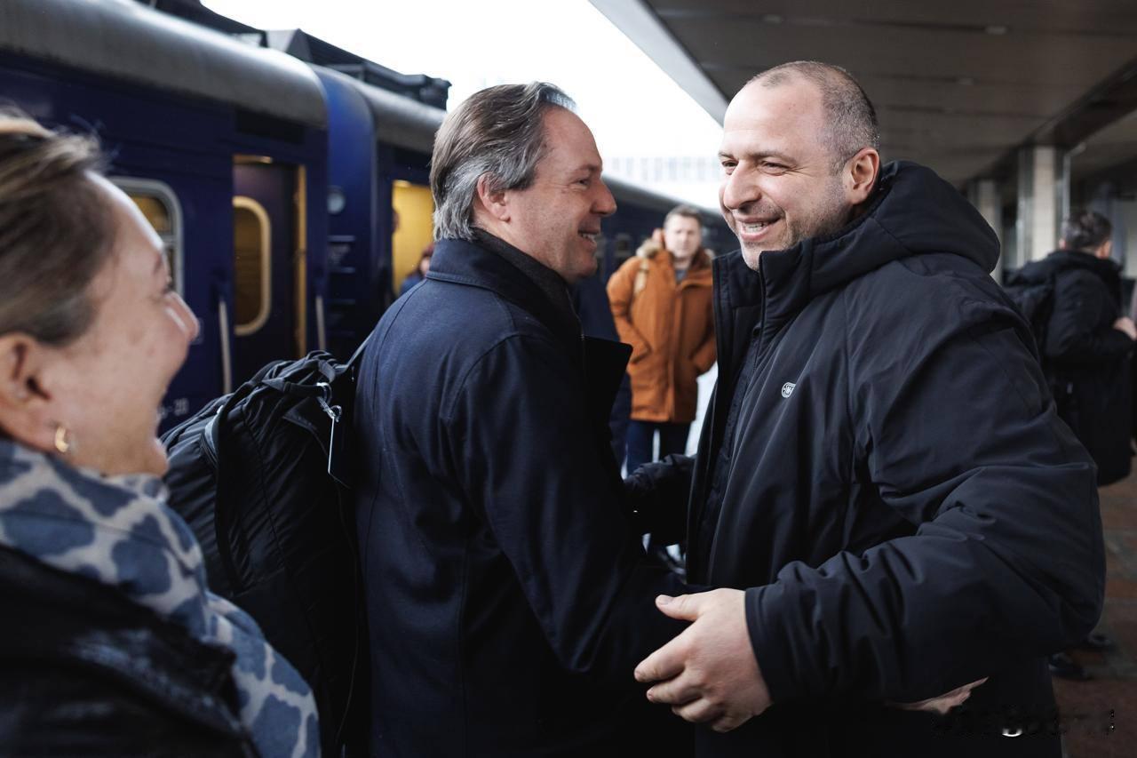 乌克兰国家安全与国防委员会秘书乌梅罗夫称，欧洲多国国家安全事务顾问已抵达基辅
 