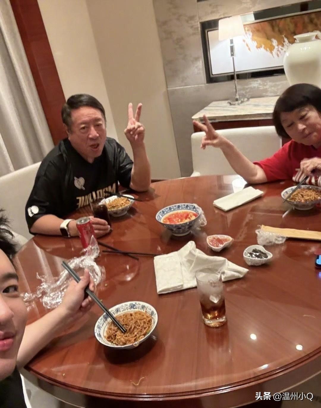 潘玮柏来南昌开演唱会，作为吃货的他最不能错过的就是地道的南昌拌粉，潘帅吃完直呼好