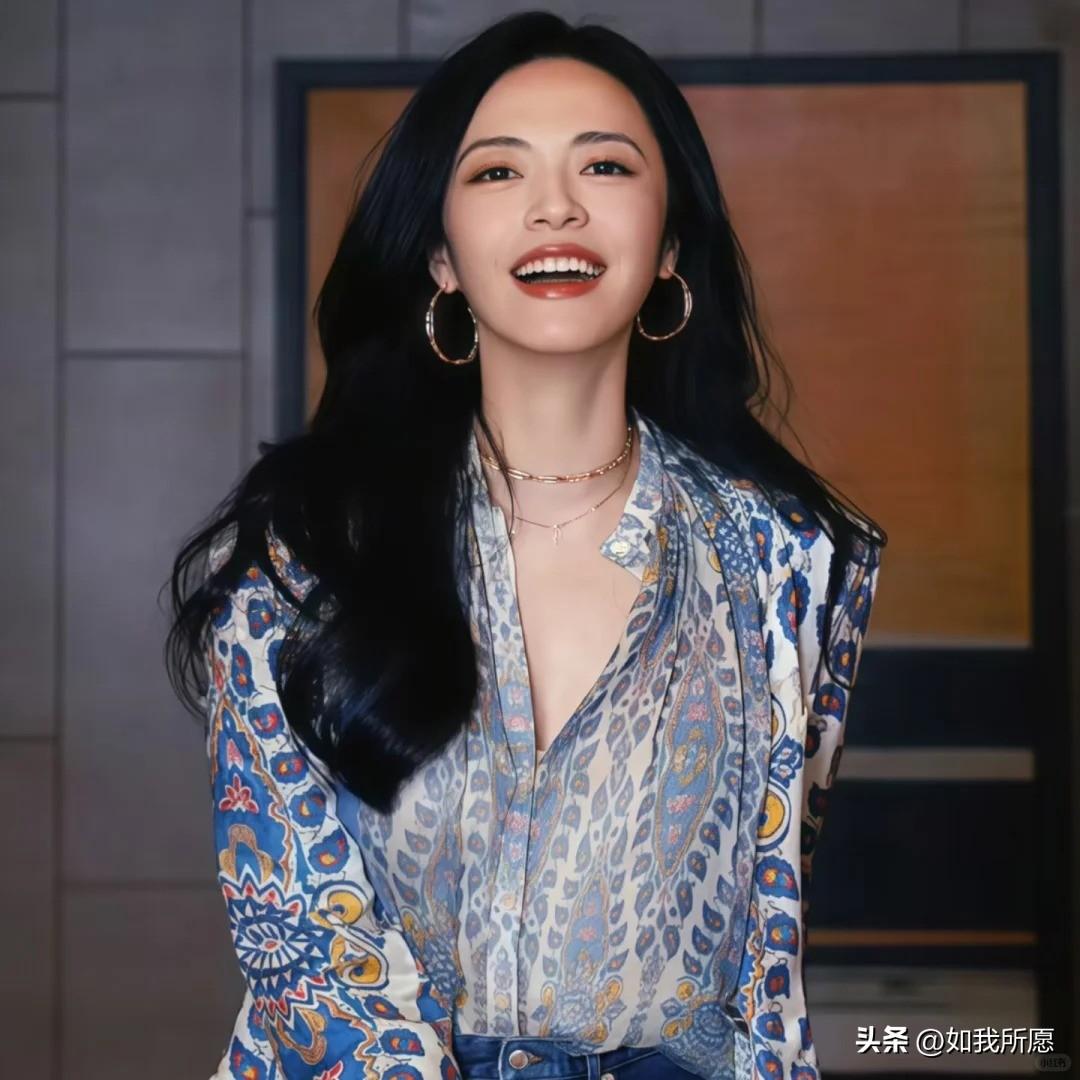 结婚时，那是‘个人隐私’，
恨不得把媒体都挡在门外；
离婚时，倒成了‘公共事件’