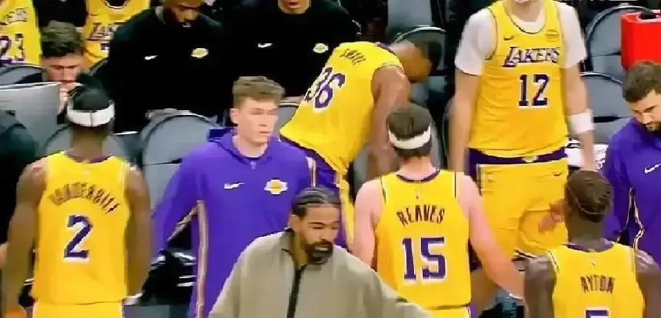 湖人输太阳，不是打不过，是主动在场上开了个后门。
 
这个后门就是29岁的小史密