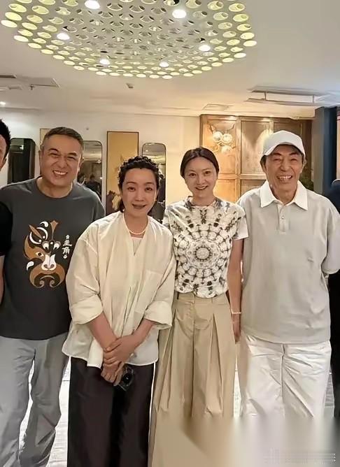 张艺谋，捡到宝了。 6月8日，76岁的张艺谋，冲上热搜，这一次，不是拍摄新电影，