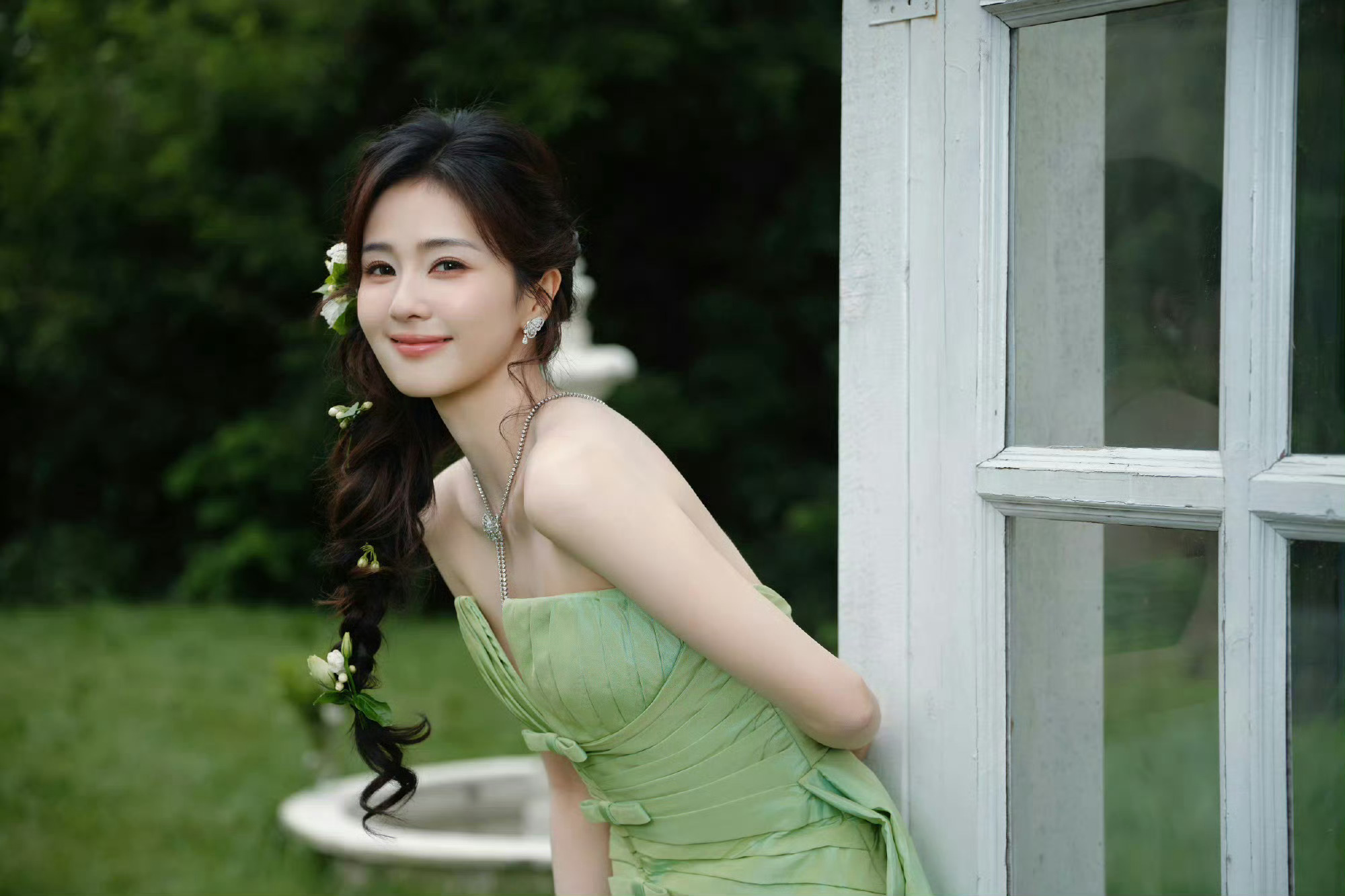白鹿茉莉花塑白鹿茉莉花造型好灵动，淡绿衣裙配小白茉莉，清新温柔，浑身都透着清甜气