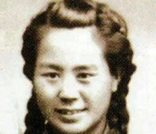 1946年，五百多名骄纵轻狂的骑匪，一路怪叫着冲向了内蒙自卫军11支队，支队女政