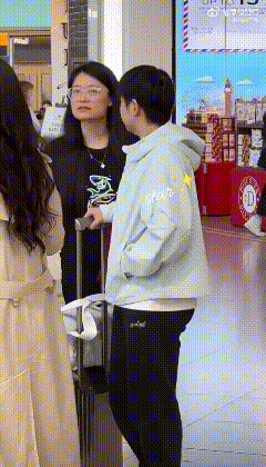 笑死了，
原来今天大家在伦敦机场都迷路了。
莎莎找休息室找不到，
球迷给她和任姐