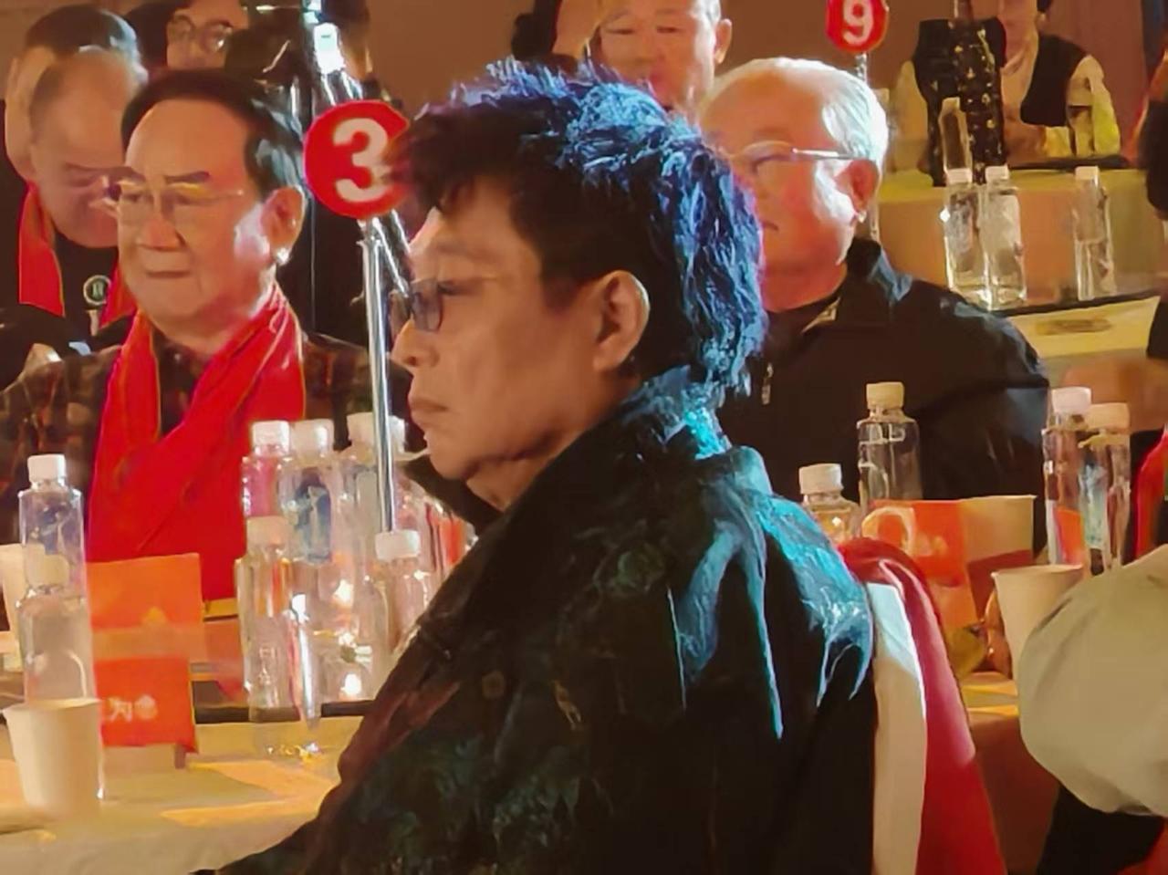 被光爱25周年庆典的现场氛围打动，来自五湖四海的爱心人士齐聚一堂，是无数份善意的