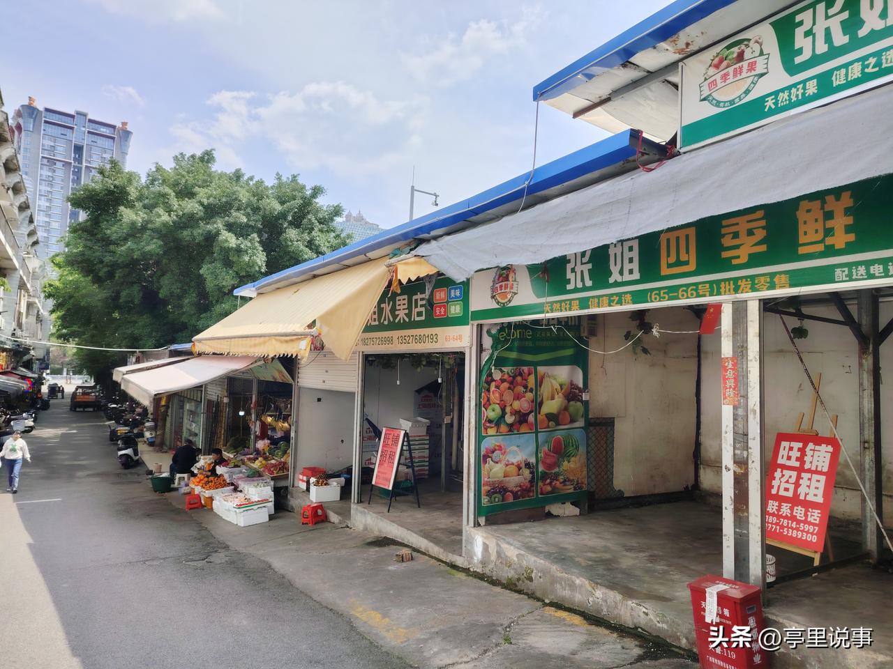 青秀路不远处的邻里菜市，在今年开年后就开始重新招租，结果市场旁边的店铺，在前任水