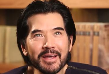 2025年，记者问64岁的费翔：“你帅气又有钱，为什么一直都不结婚？”费翔一脸苦