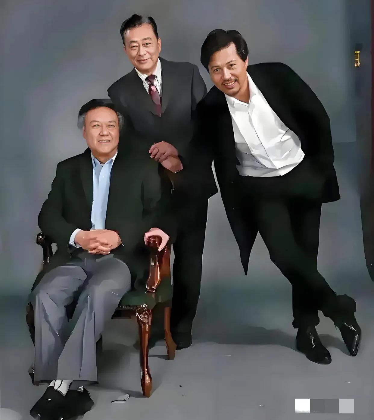 三位老戏骨同框，我一眼就认出了西装革履，气宇轩昂，风度翩翩的王诗槐与笑意粲然，略