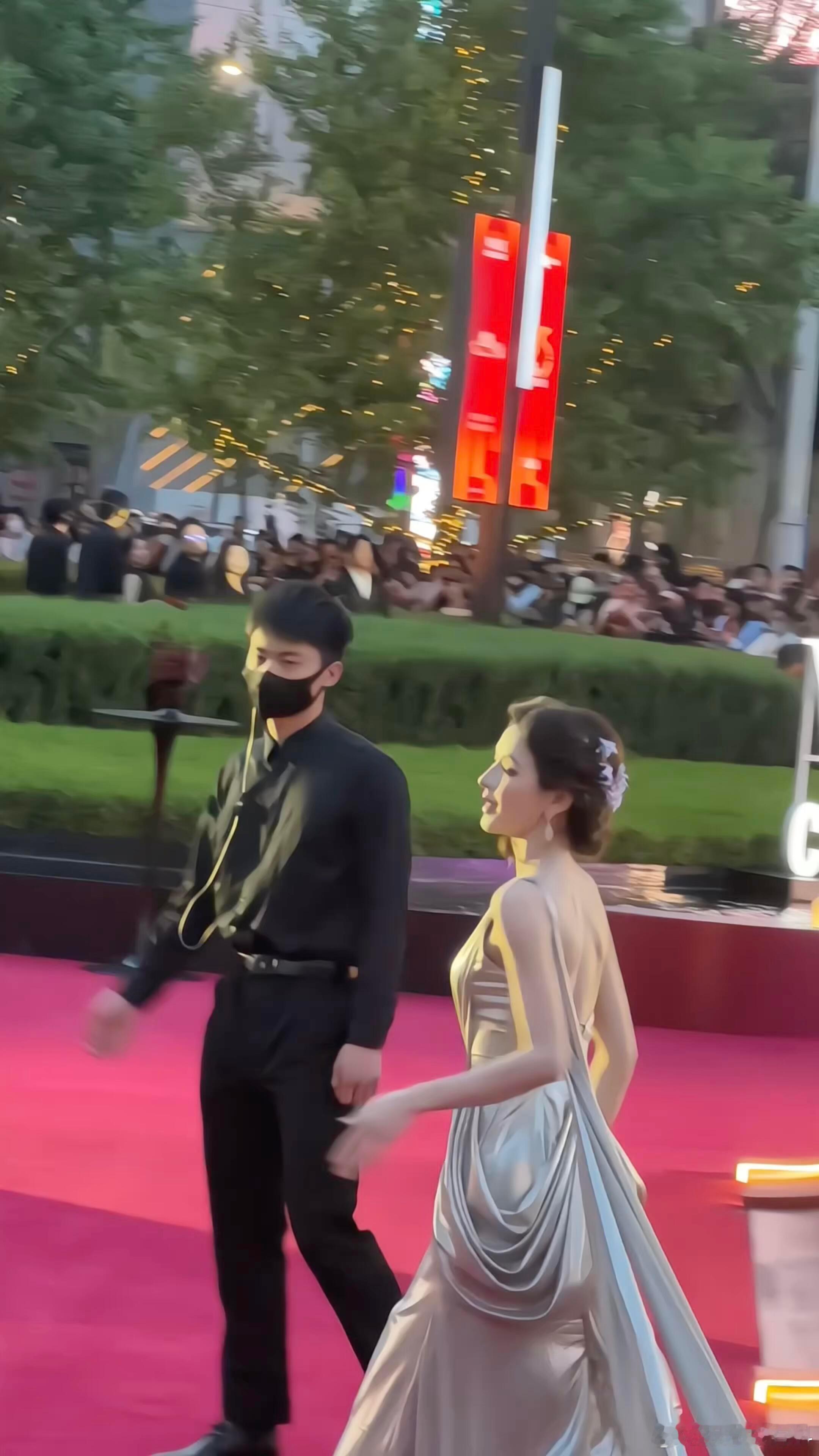张予曦红毯是她的舒适区、张予曦大明星是一种感觉张予曦红毯状态永远在线，舒适区稳定