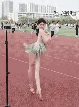 是谁给予她权力去污染校园的？

网红已经成为了当今社会无法回避的一个现象。
但是