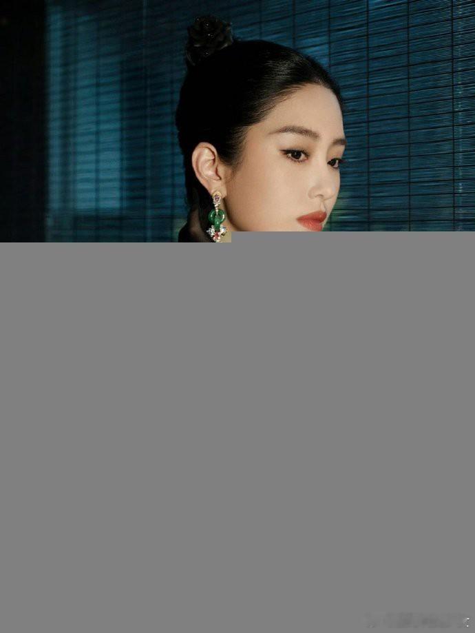 杨采钰身着黑色鱼尾旗袍，珠光点缀，时尚感尽显。其对造型的驾驭能力出色，每套都能诠
