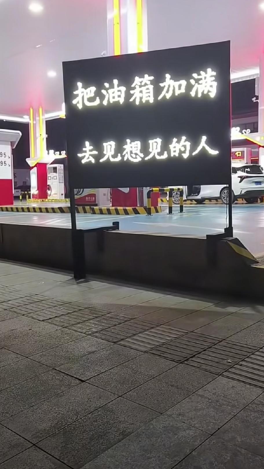 午休闲来无事，一个男同事找我聊天。
 
他问：“你说一个男人最大的遗憾是什么？”