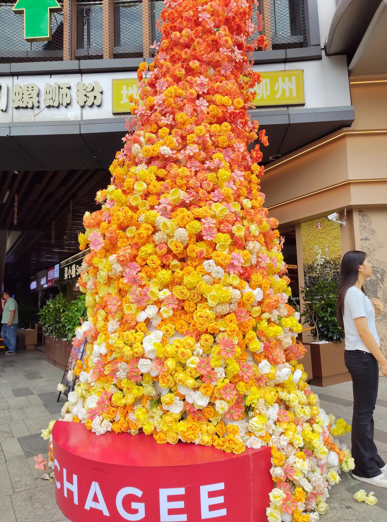 逛街偶遇霸王茶姬这座巨型花树，暖黄橙粉层层叠叠堆得满满当当，站跟前瞬间被温柔裹住