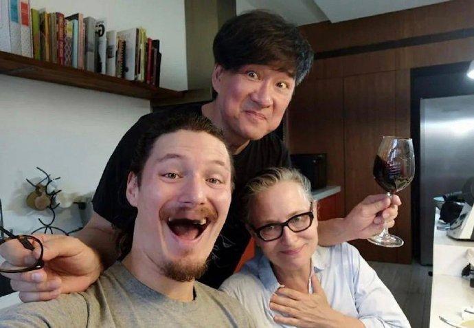 对，我都忘了他娶了一个外国老婆，还在找哪个是他儿子呢，这也是第一次见他儿子[并不