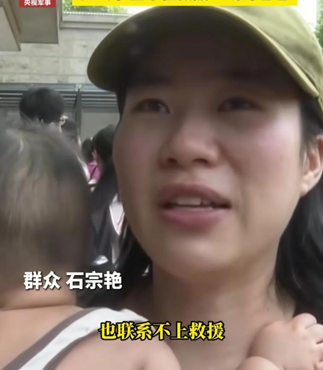 天灾无情，人间有爱。在各地抗洪抢险的一线，有一幕相遇，看哭了无数网友。
 
连日