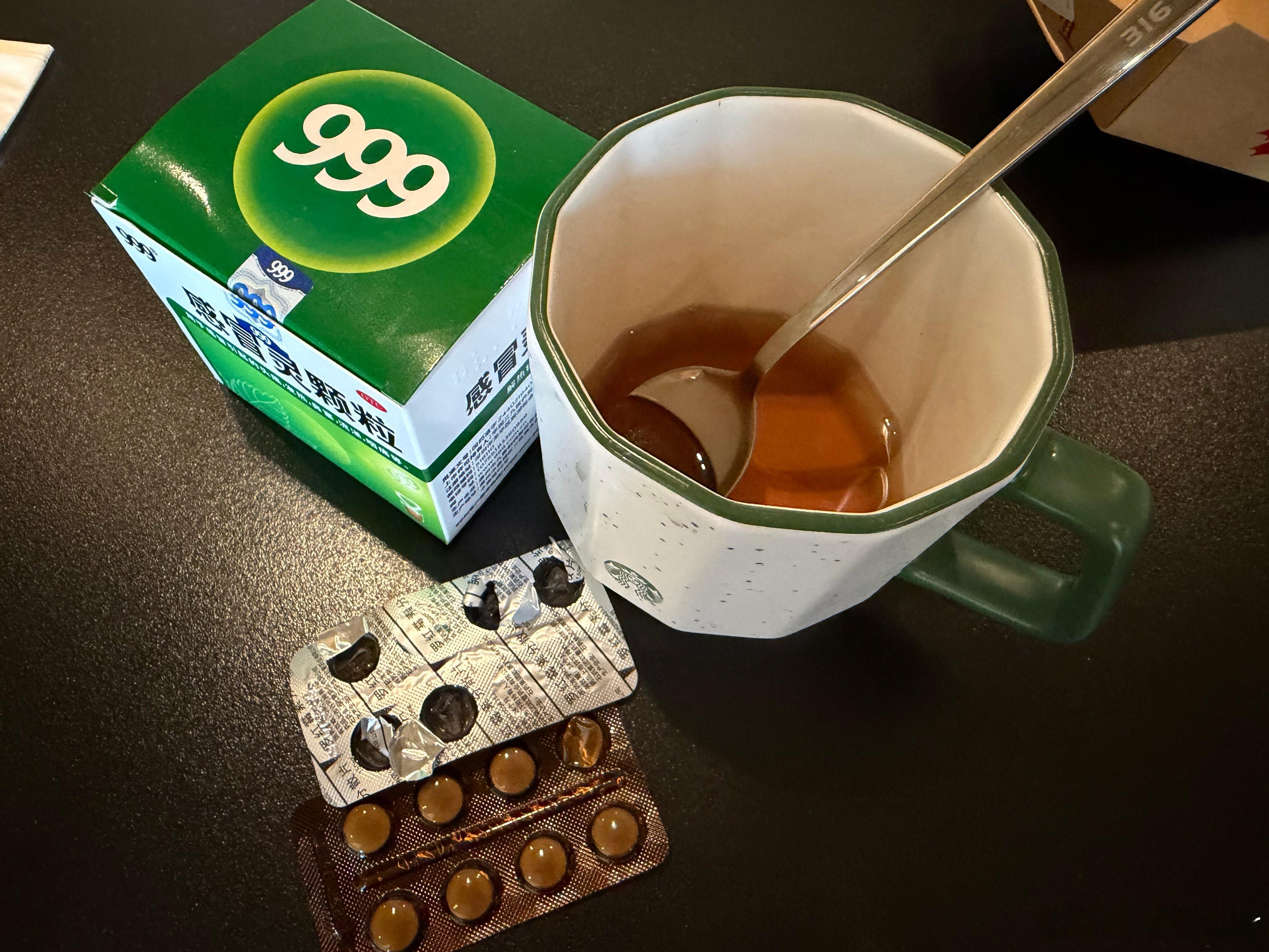 还没开始车展就感冒了……昨天宝马之夜穿少了，在外面冷风吹今天嗓子也难受，头也很晕