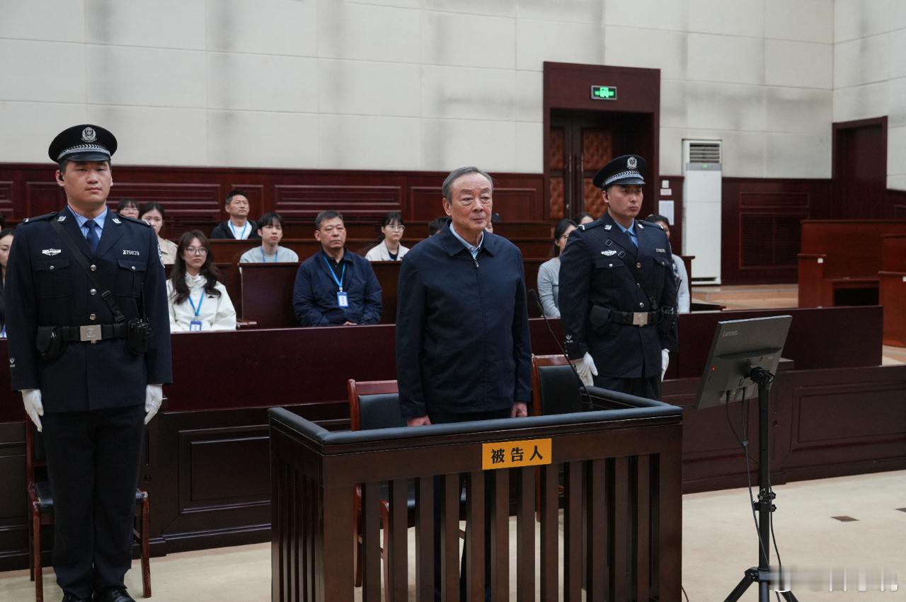 75岁的青岛原副市长吴经建，今天因为两种受贿罪，在烟台中院被判刑十年半。非常罕见