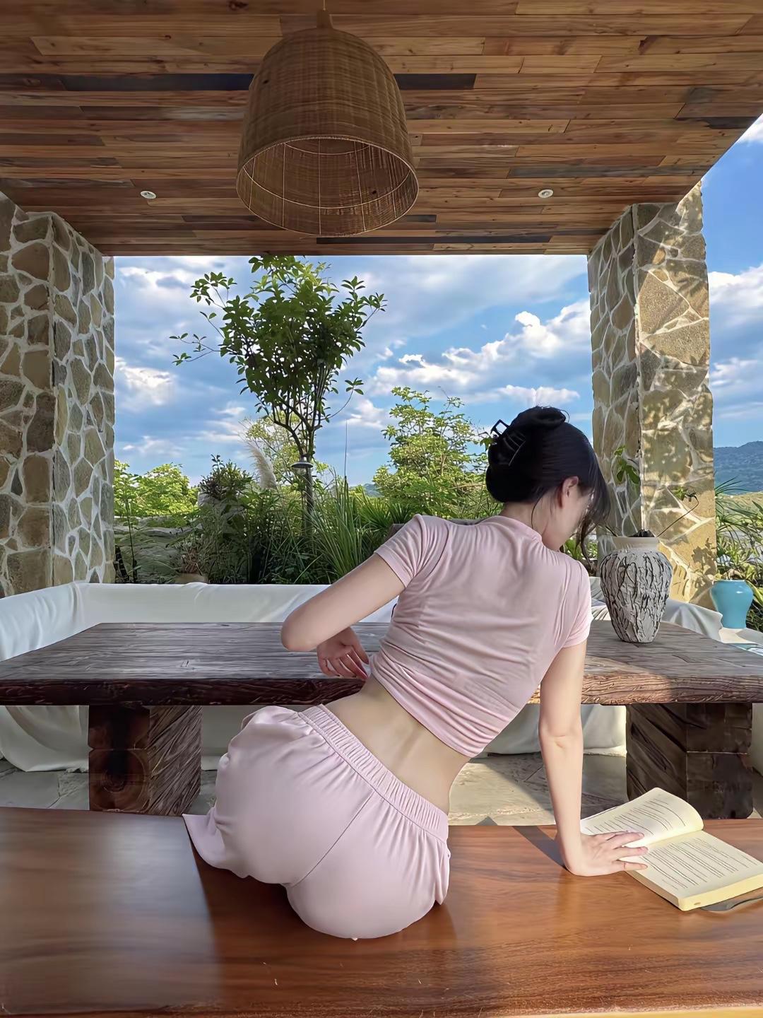 美人如画，尽显优雅，周末的一天，在山间小屋里，享受阳光和微风，感受大自然的美好。