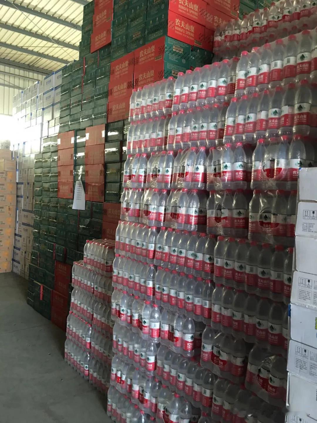 我觉得我的同学疯了，他趁着农夫山泉便宜，一下子订了好几车，我问他，你订这么多干嘛