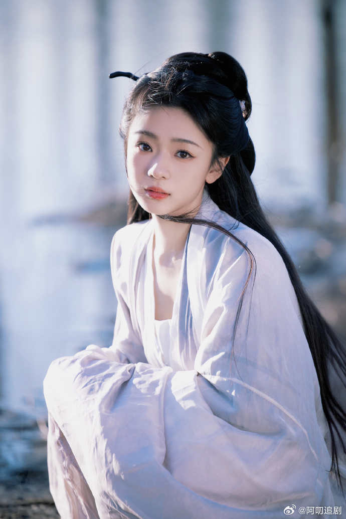王和 演个古装吧 王和因《清明上河图密码》的古装角色被关注，其古装写真风格独特，